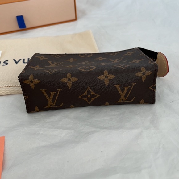 Louis Vuitton Monogram Toiletry 15 - Picture 8 of 12